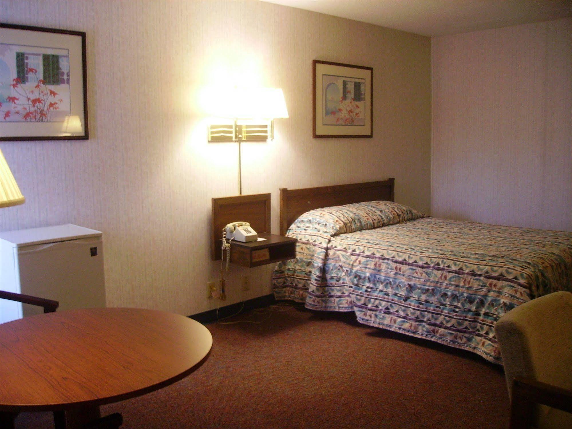 Red Carpet Inn Fanta Suites Hotel Greenwood Exterior photo